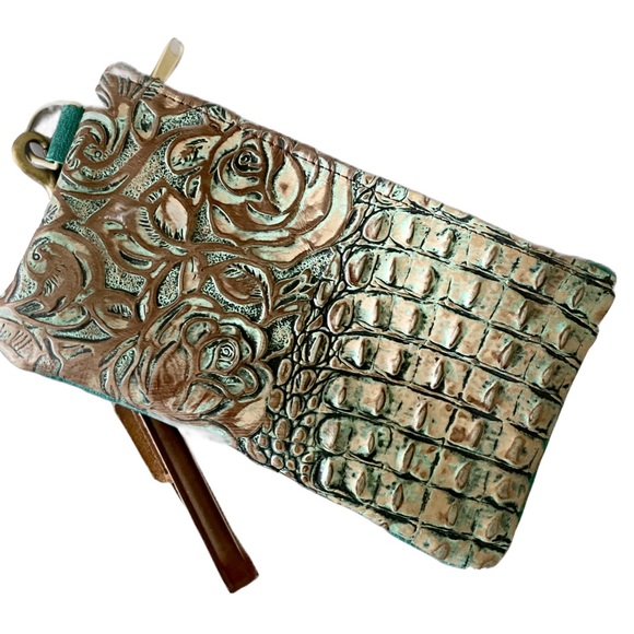 Wristlet green and metallic gold embossed roses and crocodile print design - Picture 5 of 12